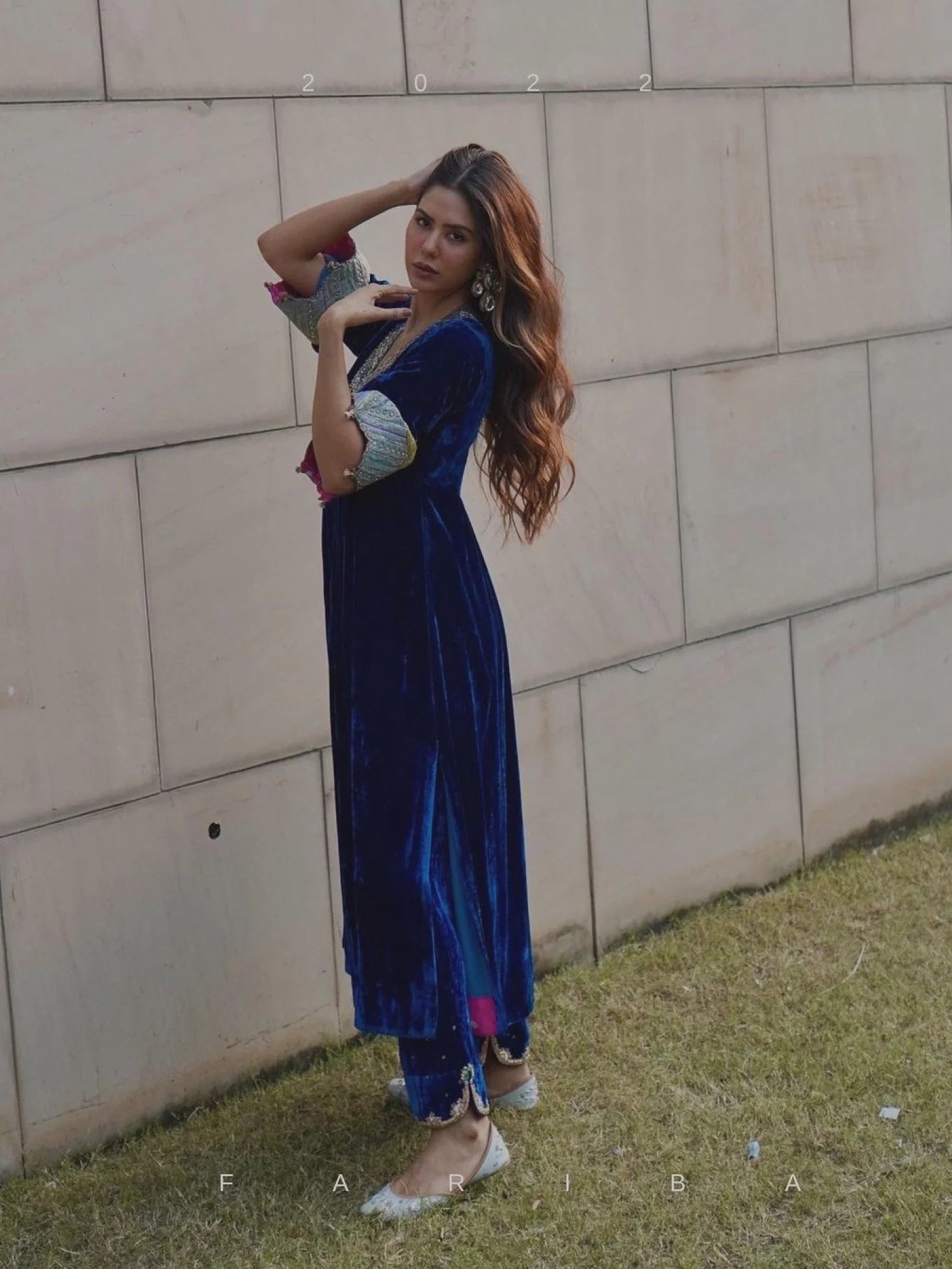 Fariba Blue Bell Sleeve Velvet Kurta Set