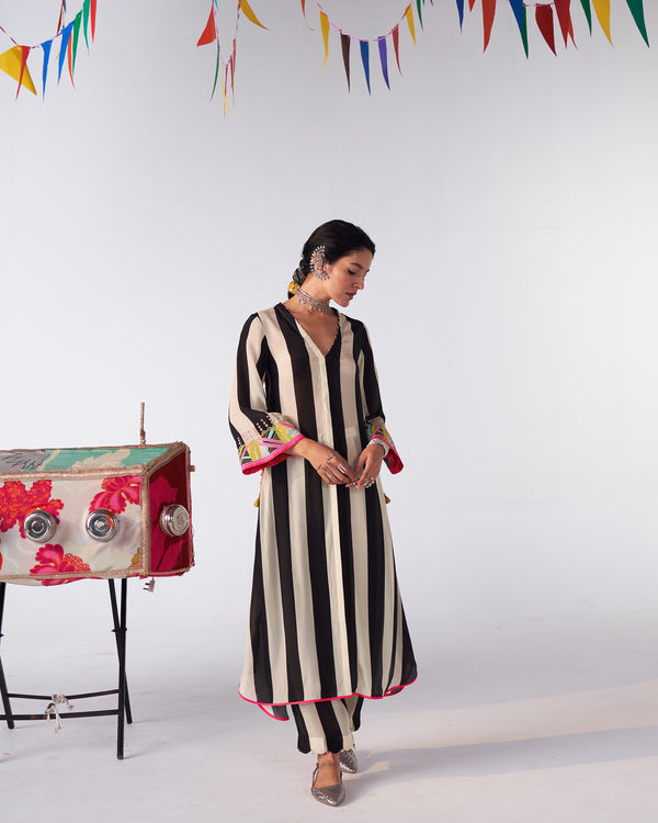 Sakhi Black And White Stripe Kurta Set