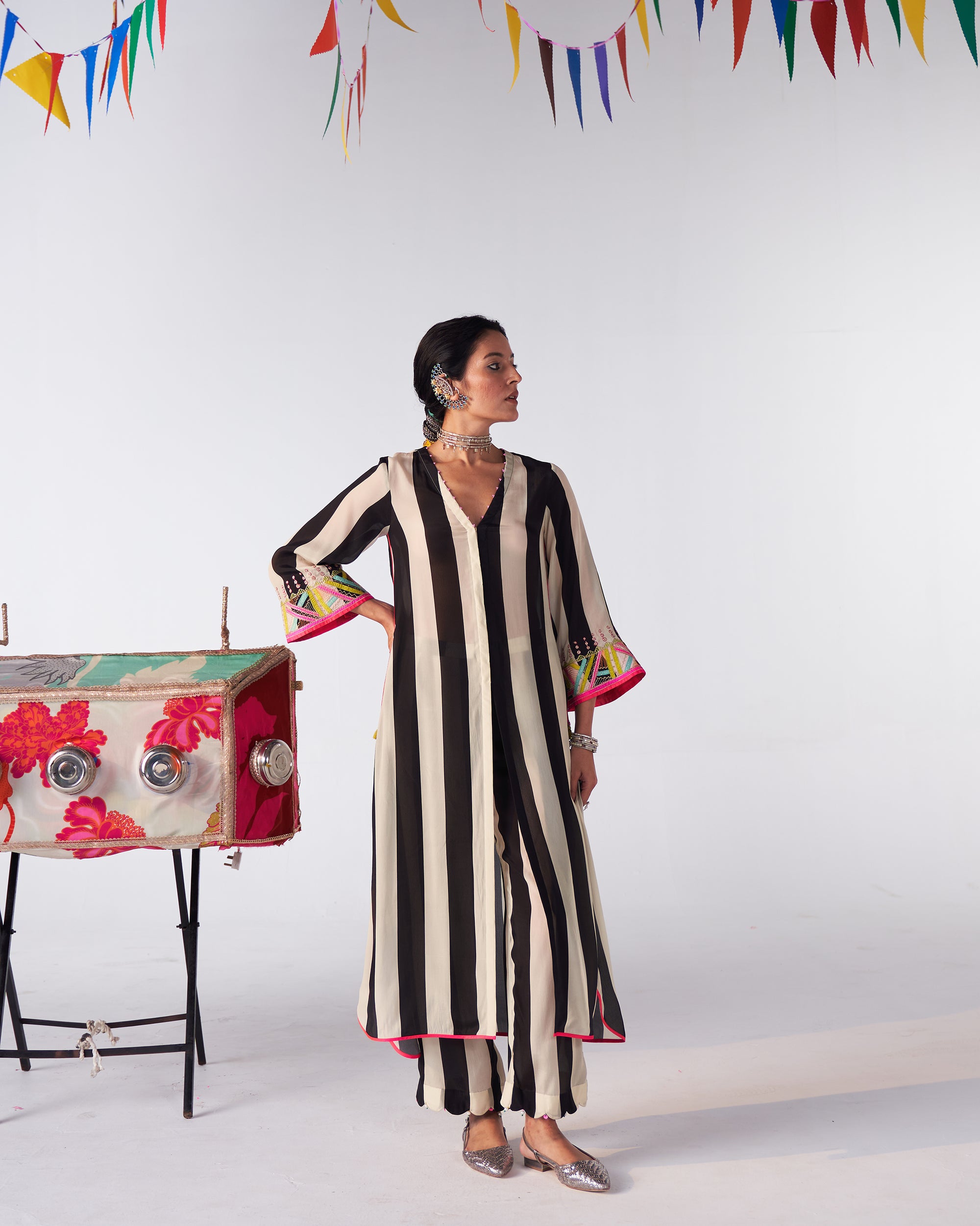 Sakhi Black And White Stripe Kurta Set